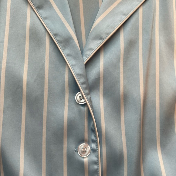 Satin pj set for a woman baby blue, comes with shorts with pockets - Picture 5 of 5